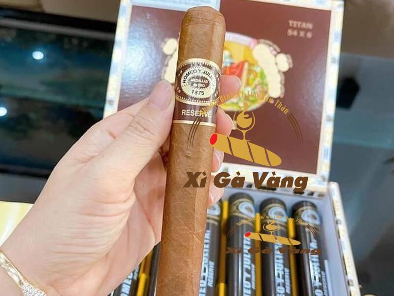 Cận cảnh sản phẩm Romeo Y Julieta Titan tubos hộp 21 điếu